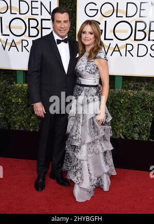 John Travolta und Kelly Preston nahmen an den jährlichen Golden Globe Awards 74. im Beverly Hilton Hotel in Los Angeles Teil Stockfoto