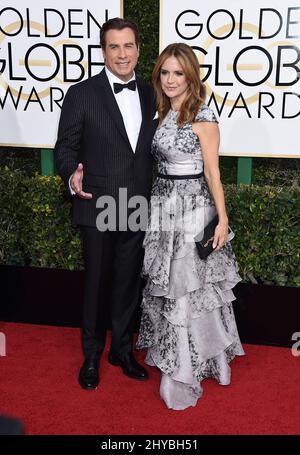 John Travolta und Kelly Preston nahmen an den jährlichen Golden Globe Awards 74. im Beverly Hilton Hotel in Los Angeles Teil Stockfoto