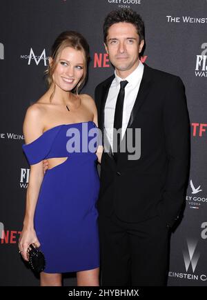 Topher Grace, Ashley Hinshaw bei der Weinstein Company & Netflix 2017 Golden Globes After Party Stockfoto