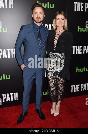 Aaron Paul und Lauren Parsekian kommen zur Premiere der The Path-Saison 2 in Los Angeles am 19.. Januar 2017 an Stockfoto