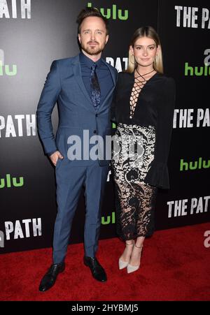 Aaron Paul und Lauren Parsekian kommen zur Premiere der The Path-Saison 2 in Los Angeles am 19.. Januar 2017 an Stockfoto