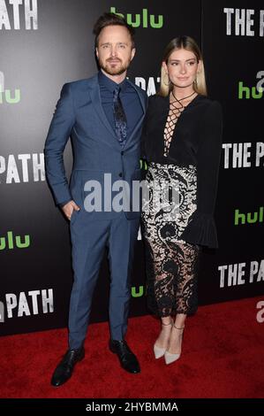 Aaron Paul und Lauren Parsekian kommen zur Premiere der The Path-Saison 2 in Los Angeles am 19.. Januar 2017 an Stockfoto