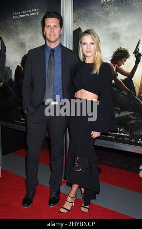 Ali Larter und Hayes MacArthur bei der Premiere von „Resident Evil: The Final Chapter“ in Los Angeles Stockfoto