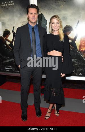 Ali Larter und Hayes MacArthur bei der Premiere von „Resident Evil: The Final Chapter“ in Los Angeles Stockfoto