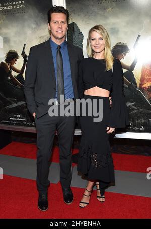 Ali Larter und Hayes MacArthur bei der Premiere von „Resident Evil: The Final Chapter“ in Los Angeles Stockfoto