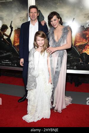 Paul W. S. Anderson, Milla Jovovovich und Ever Anderson bei der Premiere von „Resident Evil: The Final Chapter“ in Los Angeles Stockfoto