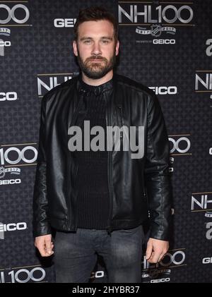 Clive Standen Ankunft in der NHL 100 Gala im Microsoft Theater statt. Stockfoto