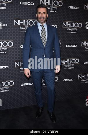 Jon Hamm bei der NHL 100 Gala im Microsoft Theater. Stockfoto