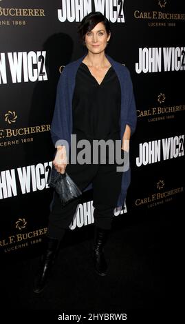 Carrie-Anne Moss bei der Premiere von John Wick: Chapter Two, in Los Angeles, Kalifornien Stockfoto