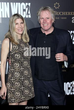 Gary Busey und Steffaniie Sampson bei der Premiere von John Wick: Chapter Two, in Los Angeles, Kalifornien Stockfoto