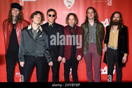 Daniel Tichenor, Jared Champion, Matt Shultz, Brad Shultz, Nick Bockrath und Matthan Minster von Cage the Elephant MusiCares Person of the Year zu Ehren von Tom Petty im Los Angeles Convention Center Stockfoto