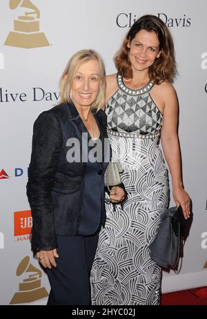 Martina Navratilova und Julia Lemigova nehmen an der Pre-GRAMMY Gala 2017 Teil, die von Clive Davis im Beverly Hilton Hotel veranstaltet wird Stockfoto