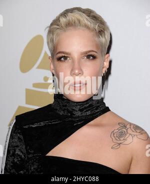 Halsey nimmt an der Pre-GRAMMY Gala 2017 Teil und begrüßt Branchenikonen, die von Clive Davis im Beverly Hilton Hotel präsentiert werden Stockfoto