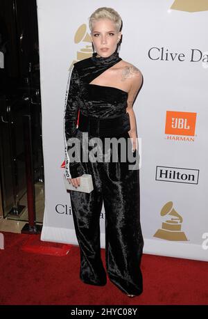 Halsey nimmt an der Pre-GRAMMY Gala 2017 Teil und begrüßt Branchenikonen, die von Clive Davis im Beverly Hilton Hotel präsentiert werden Stockfoto