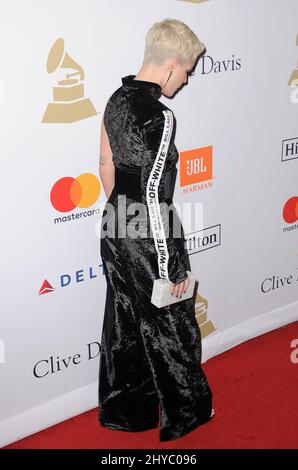 Halsey nimmt an der Pre-GRAMMY Gala 2017 Teil und begrüßt Branchenikonen, die von Clive Davis im Beverly Hilton Hotel präsentiert werden Stockfoto