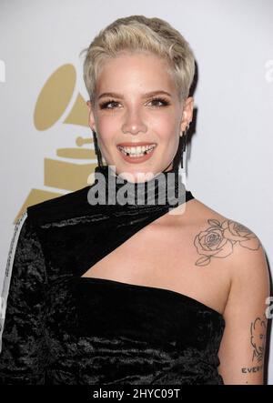 Halsey nimmt an der Pre-GRAMMY Gala 2017 Teil und begrüßt Branchenikonen, die von Clive Davis im Beverly Hilton Hotel präsentiert werden Stockfoto