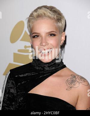 Halsey nimmt an der Pre-GRAMMY Gala 2017 Teil und begrüßt Branchenikonen, die von Clive Davis im Beverly Hilton Hotel präsentiert werden Stockfoto