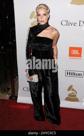Halsey nimmt an der Pre-GRAMMY Gala 2017 Teil und begrüßt Branchenikonen, die von Clive Davis im Beverly Hilton Hotel präsentiert werden Stockfoto