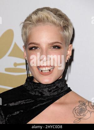 Halsey nimmt an der Pre-GRAMMY Gala 2017 Teil und begrüßt Branchenikonen, die von Clive Davis im Beverly Hilton Hotel präsentiert werden Stockfoto