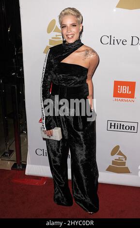 Halsey nimmt an der Pre-GRAMMY Gala 2017 Teil und begrüßt Branchenikonen, die von Clive Davis im Beverly Hilton Hotel präsentiert werden Stockfoto