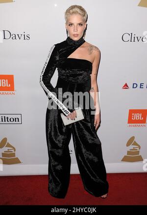 Halsey nimmt an der Pre-GRAMMY Gala 2017 Teil und begrüßt Branchenikonen, die von Clive Davis im Beverly Hilton Hotel präsentiert werden Stockfoto