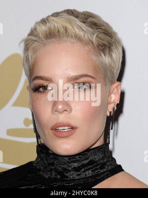 Halsey nimmt an der Pre-GRAMMY Gala 2017 Teil und begrüßt Branchenikonen, die von Clive Davis im Beverly Hilton Hotel präsentiert werden Stockfoto