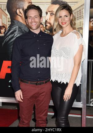 Glenn Howerton und Jill Latiano nehmen an der Weltpremiere „Fist Fight“ im Regency Village Theatre in Los Angeles, USA, Teil. Stockfoto