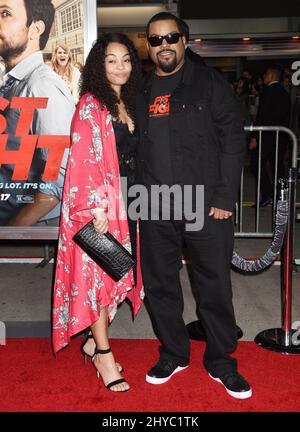 Ice Cube und Kimberly Woodruff bei der Weltpremiere „Fist Fight“ im Regency Village Theatre in Los Angeles, USA. Stockfoto