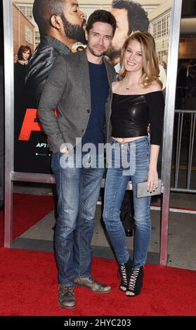 Topher Grace und Ashley Hinshaw bei der Weltpremiere „Fist Fight“ im Regency Village Theatre in Los Angeles, USA. Stockfoto