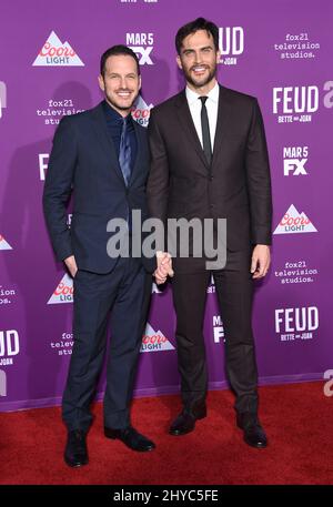 Cheyenne Jackson und Jason Landau nehmen an der Veranstaltung „Fehde: Bette and Joan“ zum Roten Teppich im TCL Chinese Theatre Teil Stockfoto