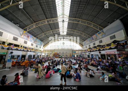 Passagiere, die auf ihren Nachmittagsweg warten, Haupthalle des Bahnhofs Bangkok, Hua Lamphong - 31. Oktober 2019 Stockfoto