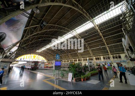 Bahnsteige am Bahnhof Bangkok, Hua Lamphong, Bezirk Pathum Wan, Thailand - 31. Oktober 2019 Stockfoto