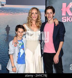 Leo Kipling Boyer, Kim Raver und Luke West Boyer bei Warner bros. Bilder und legendäre Bilder präsentieren die Premiere von „Kong: Skull Island“ im Dolby Theater in Los Angeles, USA Stockfoto