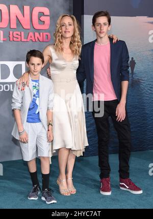 Kim Raver, Luke Boyer und Leo Boyer bei Warner bros. Bilder und legendäre Bilder präsentieren die Premiere von „Kong: Skull Island“ im Dolby Theater in Los Angeles, USA Stockfoto