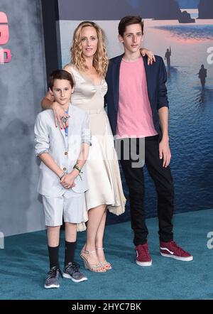 Kim Raver, Luke Boyer und Leo Boyer bei Warner bros. Bilder und legendäre Bilder präsentieren die Premiere von „Kong: Skull Island“ im Dolby Theater in Los Angeles, USA Stockfoto