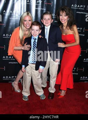 Liza Huber, der Sohn Brendan Hesterberg & Royce Hesterberg & Susan Lucci bei der UCP 70. Jubiläumsgala im New York Hilton in New York, USA Stockfoto