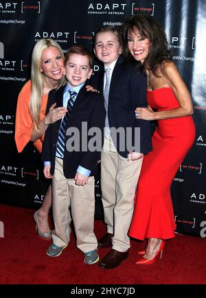 Liza Huber, der Sohn Brendan Hesterberg & Royce Hesterberg & Susan Lucci bei der UCP 70. Jubiläumsgala im New York Hilton in New York, USA Stockfoto