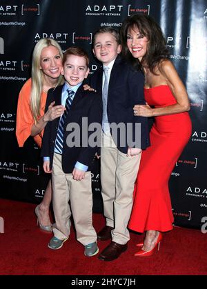 Liza Huber, der Sohn Brendan Hesterberg & Royce Hesterberg & Susan Lucci bei der UCP 70. Jubiläumsgala im New York Hilton in New York, USA Stockfoto