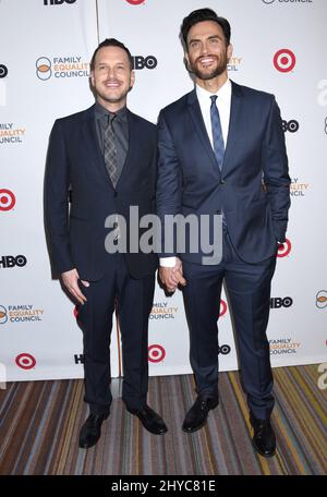 Cheyenne Jackson und Jason Landau kommen bei den Annual Impact Awards des Family Equality Council im Beverly Wilshire Hotel an Stockfoto