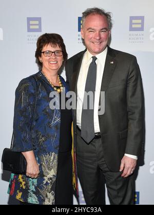 Tim Kaine und Anne Holton kommen zur Menschenrechtskampagne 2017 LA Gala im JW Marriott LA Live in Los Angeles, USA Stockfoto