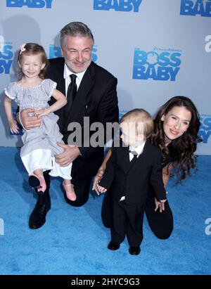 Alec Baldwin, Hilaria Baldwin, Tochter Carmen Gabriela Baldwin bei der New Yorker Premiere „The Boss Baby“ am 20. März 2017 auf dem AMC Loews Lincoln Square Stockfoto