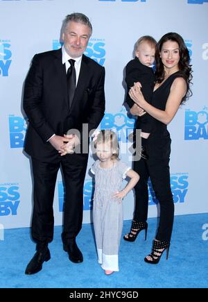 Alec Baldwin, Hilaria Baldwin, Tochter Carmen Gabriela Baldwin bei der New Yorker Premiere „The Boss Baby“ am 20. März 2017 auf dem AMC Loews Lincoln Square Stockfoto