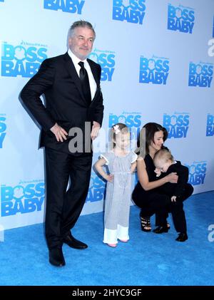 Alec Baldwin, Hilaria Baldwin, Tochter Carmen Gabriela Baldwin bei der New Yorker Premiere „The Boss Baby“ am 20. März 2017 auf dem AMC Loews Lincoln Square Stockfoto