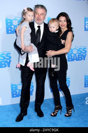 Alec Baldwin, Hilaria Baldwin, Tochter Carmen Gabriela Baldwin bei der New Yorker Premiere „The Boss Baby“ am 20. März 2017 auf dem AMC Loews Lincoln Square Stockfoto