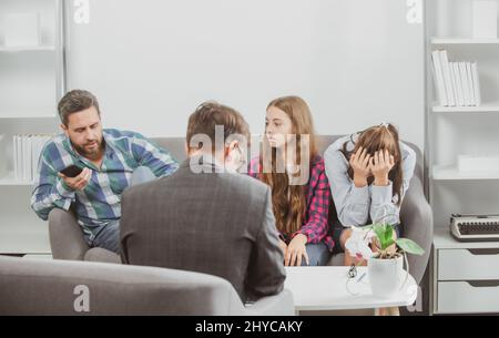 Familie bei der Psychologie-Sitzung. Psychologe geben Familientherapie für Papa Mutter und Tochter Mädchen, Psychologie. Stockfoto