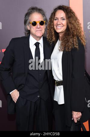 Richard Lewis und Joyce Lapinsky kommen zu Netflix's „Sandy Wexler“-Premiere in Los Angeles, die im Cinerama Dome stattfand Stockfoto