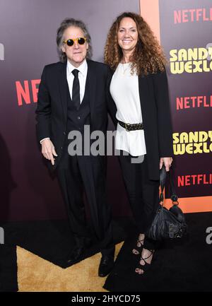 Richard Lewis und Joyce Lapinsky kommen zu Netflix's „Sandy Wexler“-Premiere in Los Angeles, die im Cinerama Dome stattfand Stockfoto