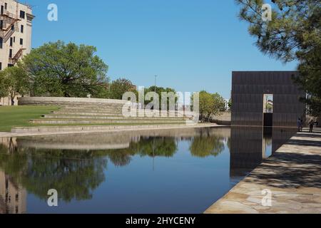 Survivor Tree und 9:01 Gate am Oklahoma City National Memorial ist ein Denkmal in den Vereinigten Staaten, das die Opfer, Überlebenden, Retter und alle ehrt, die vom Bombenangriff auf Oklahoma City am 19. April 1995 betroffen waren. Stockfoto