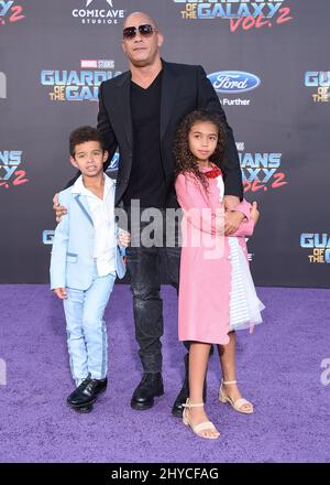 Vin Diesel, Hania Sinclair und Vincent Sinclair bei der Weltpremiere von Guardians of the Galaxy Vol. 2 in Los Angeles Stockfoto