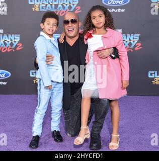 Vin Diesel, Hania Sinclair und Vincent Sinclair bei der Weltpremiere von Guardians of the Galaxy Vol. 2 in Los Angeles Stockfoto